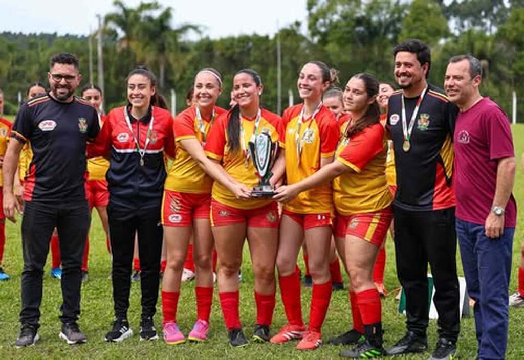 ESCOLA JOÃO DOS SANTOS AREÃO DE SANTA ROSA DO SUL CONQUISTA O TÍTULO DE CAMPEÃ FEMININO NO CCEF-2026