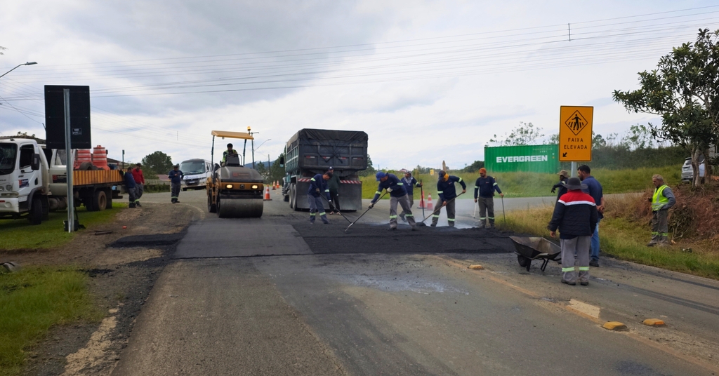 Assista o vídeo: duas faixas elevadas são implantadas na SC-427 em Rio do Campo