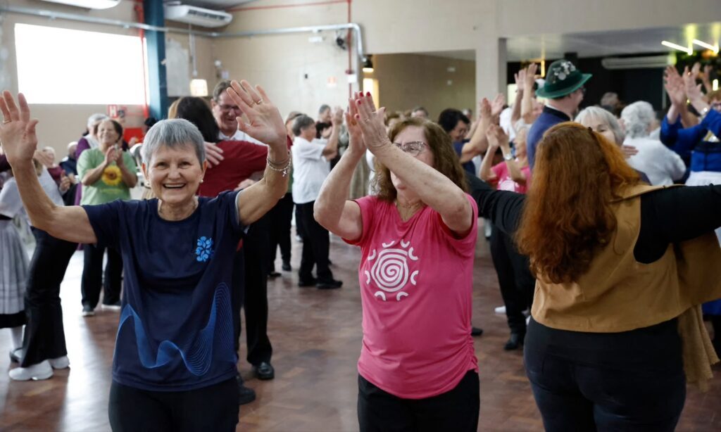 Dança Sênior completa 10 anos na UBSF Leonardo Schlickman, em Joinville