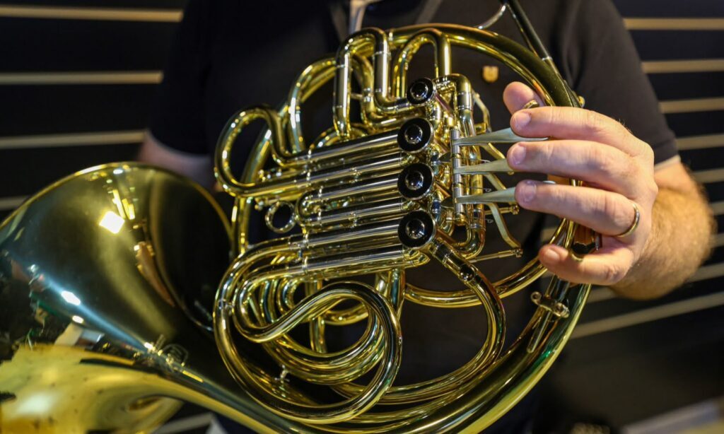 Alunos de duas escolas municipais de Joinville ganham aulas de instrumentos de sopro