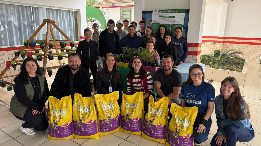 Estudantes transformam reciclagem em cuidado com animais atingidos pela enchente em Canoinhas