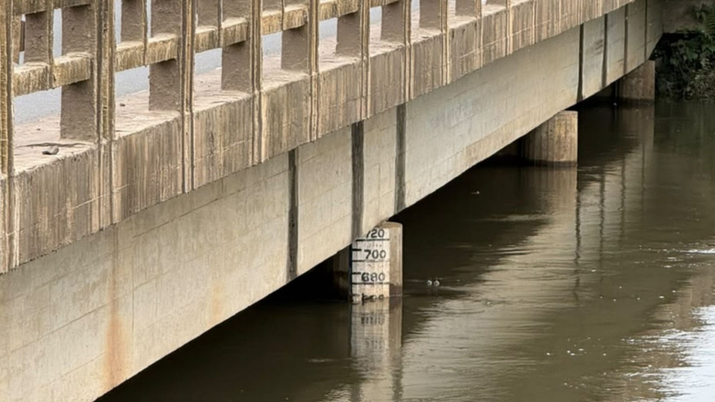 Rio Canoinhas sai da cota de alerta, mas 17 pessoas seguem abrigadas