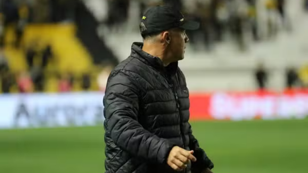 Um dia depois de negar proposta, Eduardo Baptista deixa o Criciúma e vai para o Inter