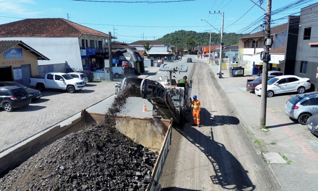 Fresagem prepara 20 ruas de Joinville para receber novo pavimento