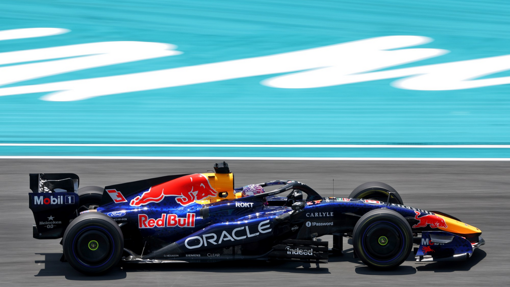 Imagem Reprodução Divulgação Internet - Verstappen reage no fim e fecha último treino do GP do Azerbaijão na liderança