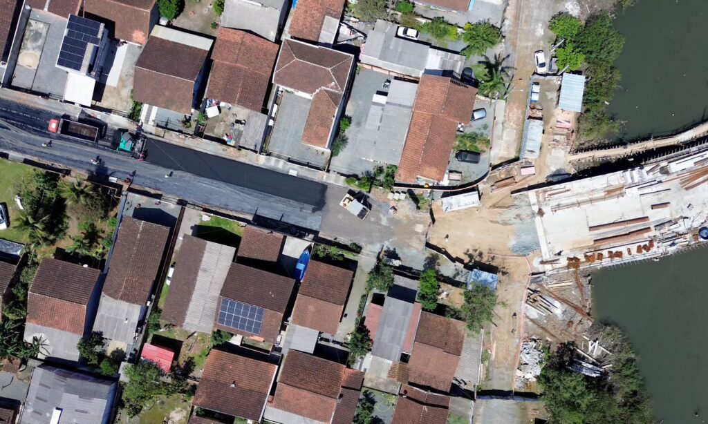 Rua Anêmonas recebe 300 toneladas de asfalto durante obras de requalificação em Joinville