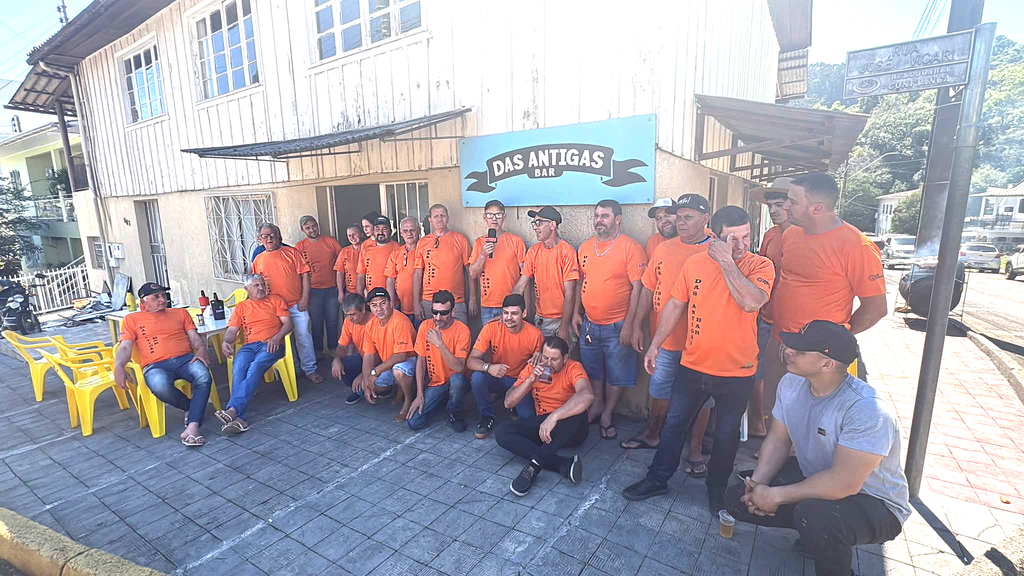 ​ALMOÇO ESPECIAL REÚNE AMIGOS E MARCA ESTREIA DAS NOVAS CAMISAS DO BAR DAS ANTIGAS