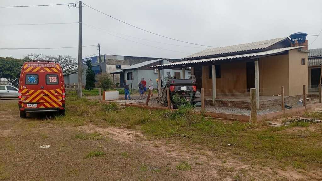 MULHER FICA FERIDA APÓS CARRO CAPOTAR E PARAR DENTRO DE PÁTIO DE RESIDÊNCIA EM SÃO JOÃO DO SUL