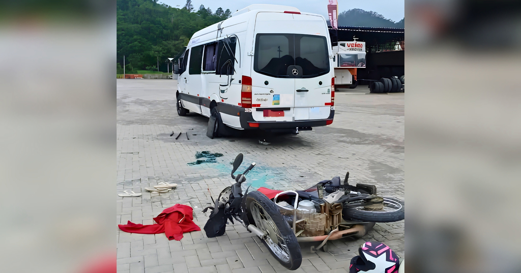 Van com placas de Taió se envolve em acidente com moto na BR-470 em Apiúna