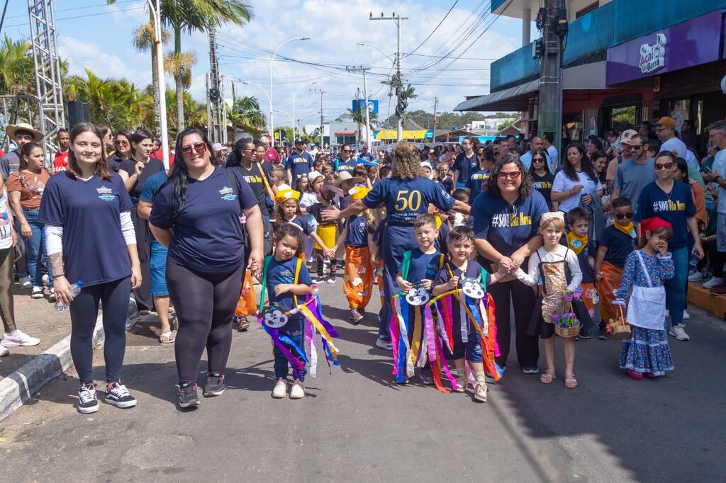 DESFILE CÍVICO REÚNE ESCOLAS, ENTIDADES E COMUNIDADE PELOS 35 ANOS DE PASSO DE TORRES