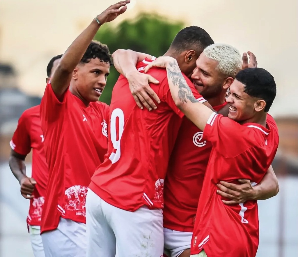 Inter goleia a Caçadorense em Lages e assume a liderança da Série C