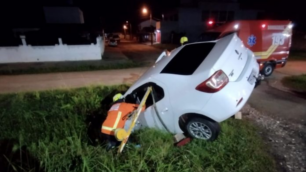 Carro sai da pista e cai em vala durante a madrugada em Laguna