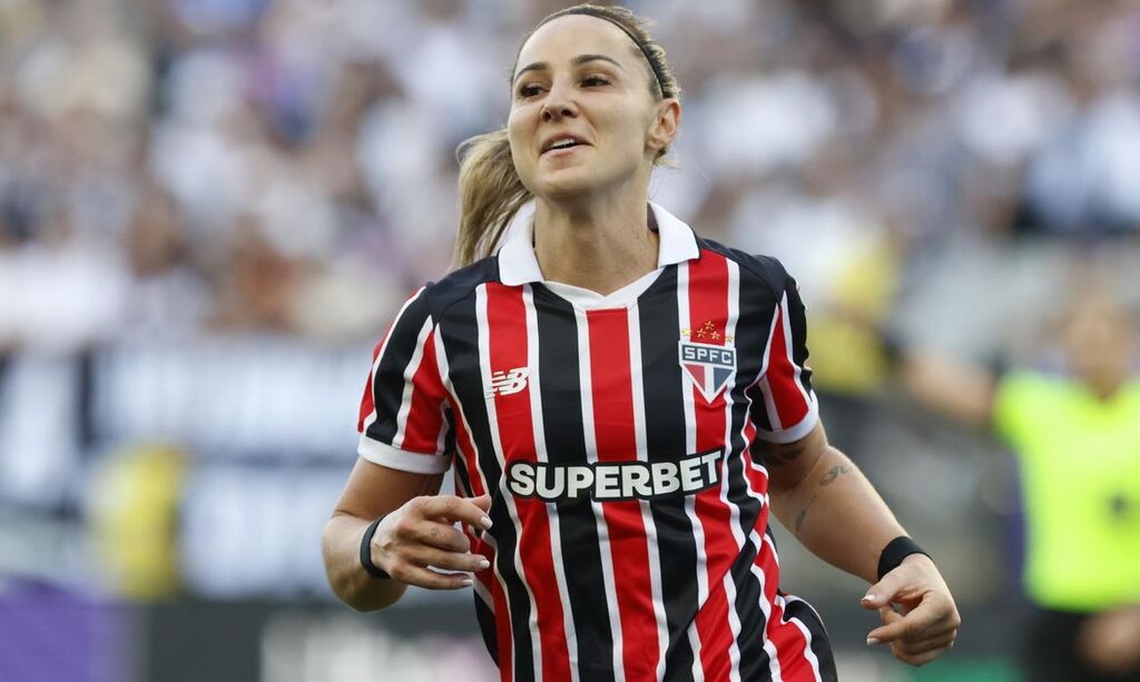 São Paulo vence o Corinthians, faz história e fica perto do título