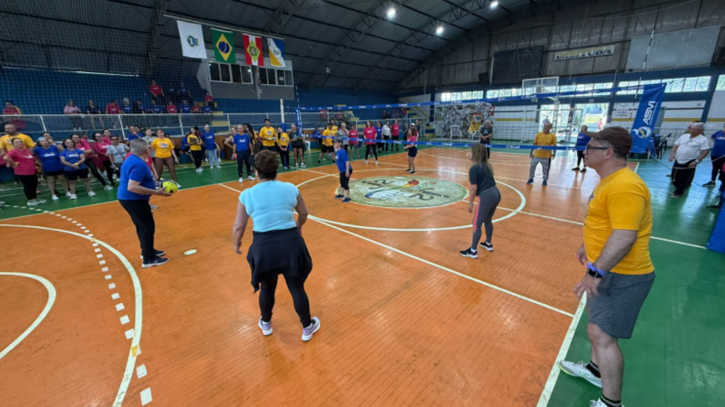 Gincana reúne cerca de 200 idosos e arrecada 500 kg de tampinhas em Imbituba