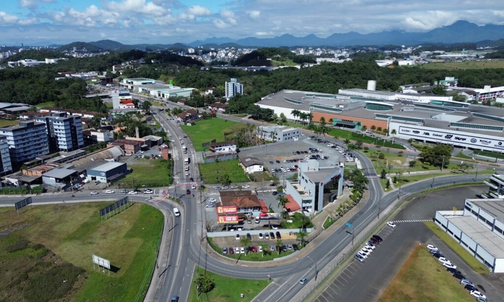 Canteiro central da Santos Dumont começa a ser construído e trecho da via próximo ao shopping será bloqueado parcialmente