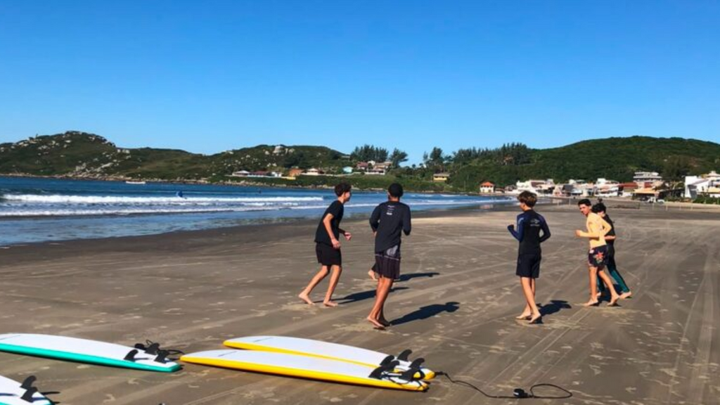 Laguna busca profissional para manter aulas de surfe no projeto Bairros em Movimento