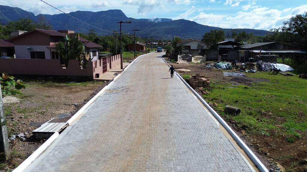 SECRETARIA DE OBRAS DE PRAIA GRANDE ENTREGA PAVIMENTAÇÃO DA RUA MANOEL MARCÍLIO HENDZ