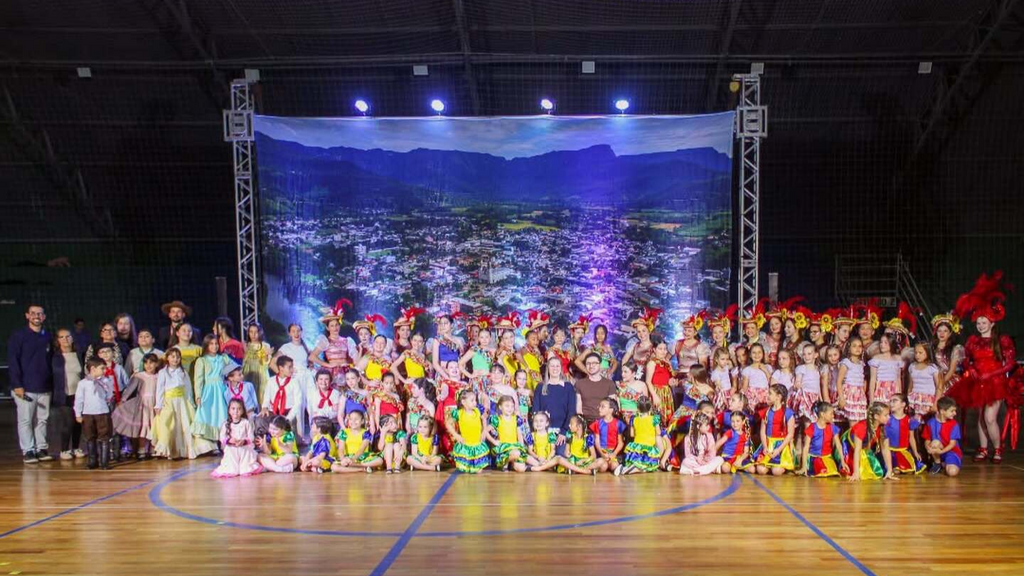 PRAIA GRANDE REALIZA MOSTRA DE DANÇA COM APRESENTAÇÕES DOS GRUPOS DA SECRETARIA DE CULTURA