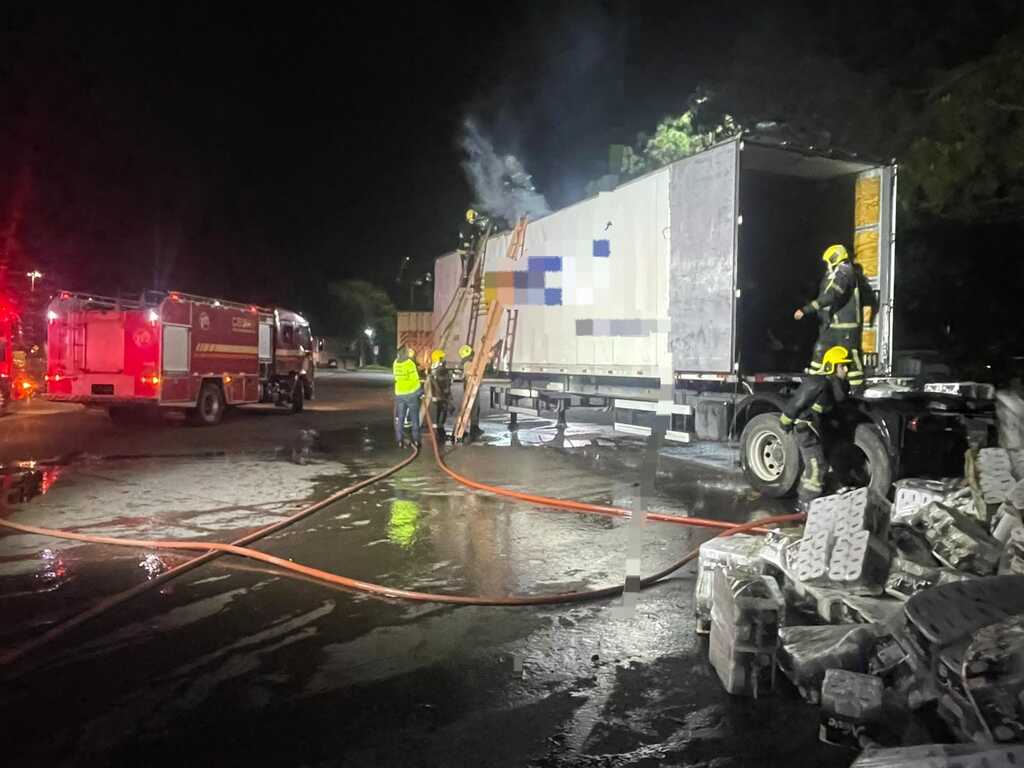 CORPO DE BOMBEIROS ATENDE OCORRÊNCIA DE PRINCÍPIO DE INCÊNDIO EM CAMINHÃO NA VILA SÃO JOÃO, TORRES