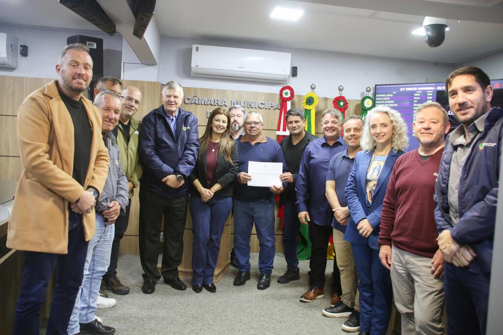 SESSÃO DE HOMENAGENS E DE APROVAÇÃO DE PROJETOS IMPORTANTES NA CÂMARA DE VEREADORES DE TORRES