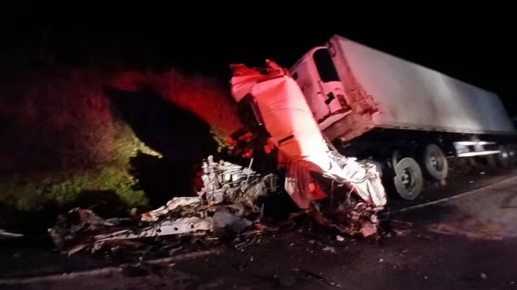 Colisão entre três caminhões deixa motorista morto e interdita BR-282 em SC
