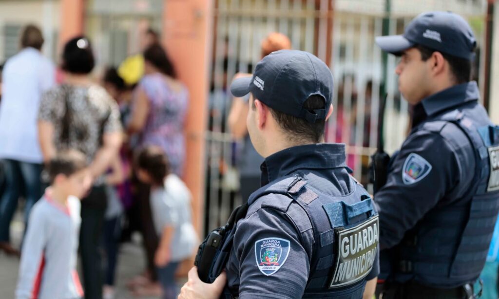 PM localiza galpão com veículos furtados e desmontados no Morro do Meio