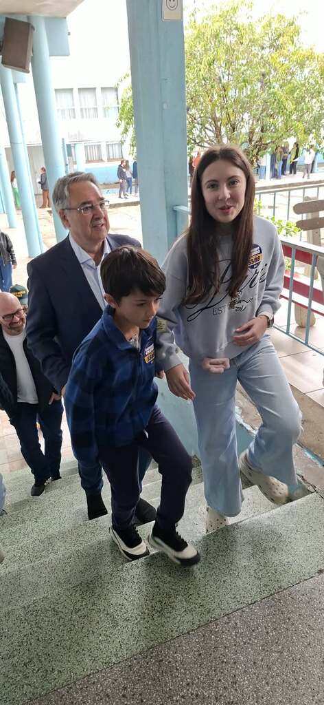 Colombo vota acompanhado dos netos em Lages