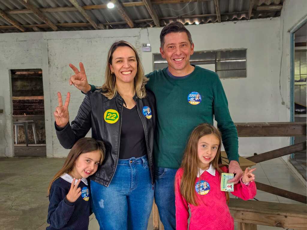 Fernanda Córdova vota acompanhada da família em Palmeira