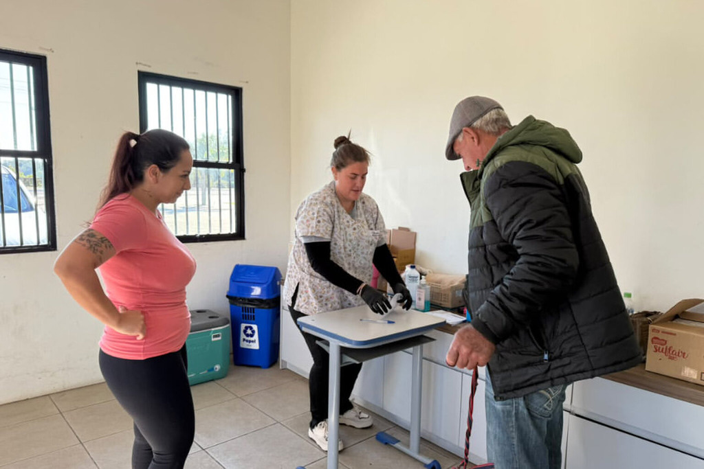 MAIS DE 160 CÃES E GATOS SÃO VACINADOS CONTRA A RAIVA EM TORRES