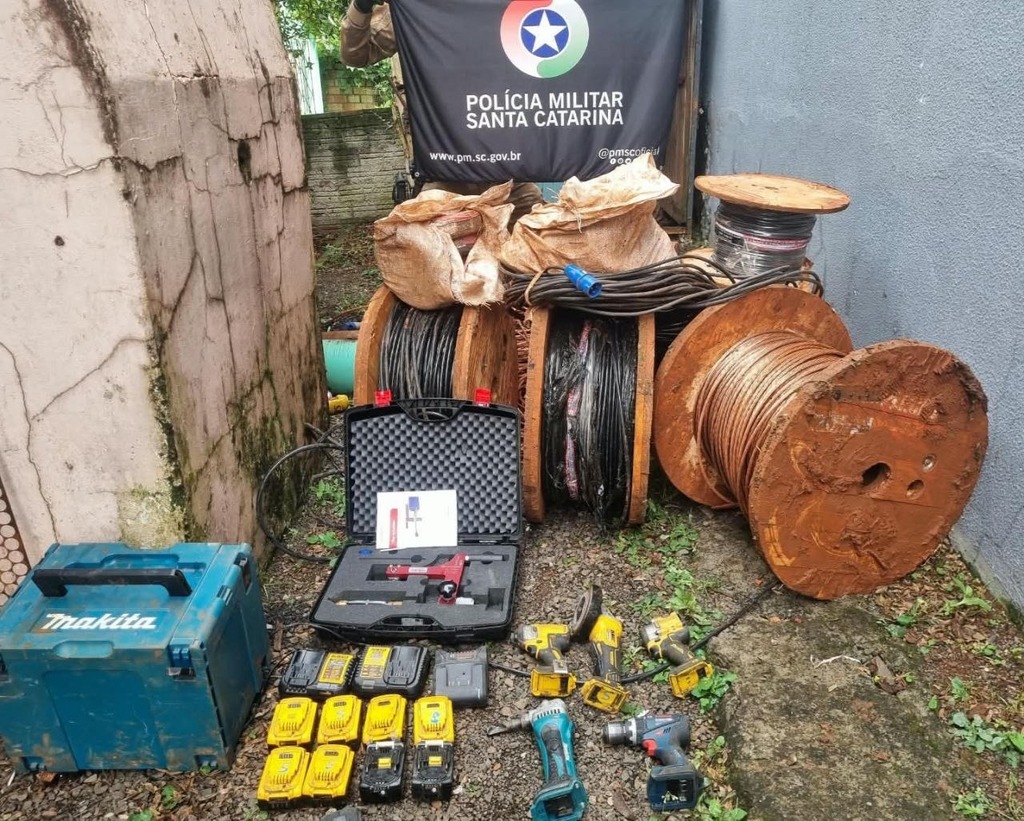 PM recupera em Chapecó cerca de R$ 300 mil em fios de cobre e ferramentas furtados