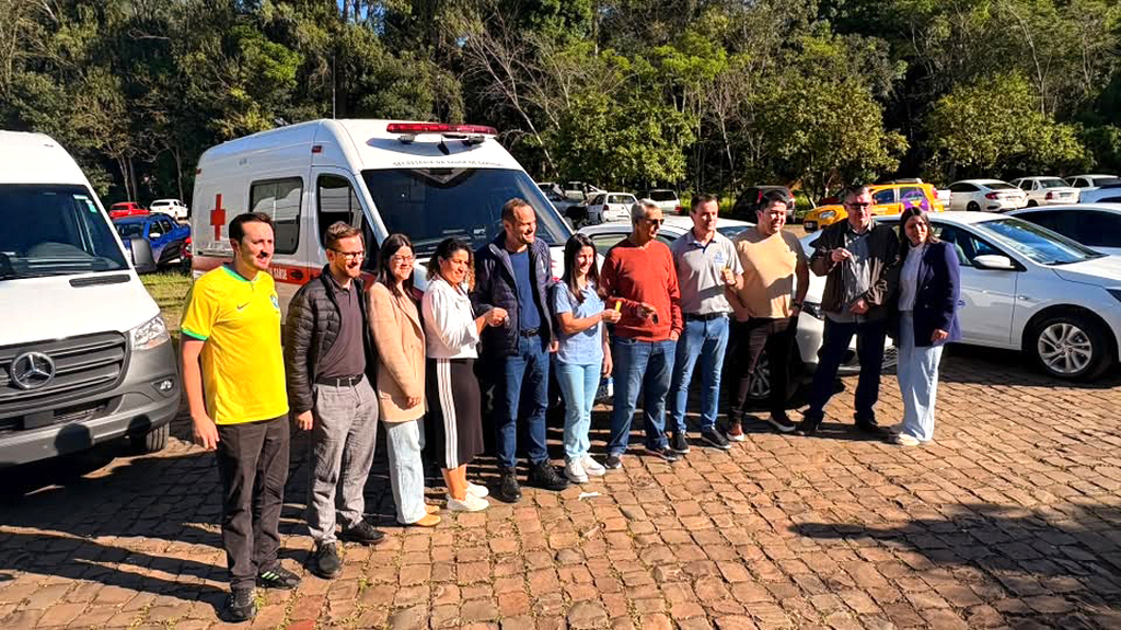 ​CAPINZAL ENTREGA VEÍCULOS DESTINADOS À SAÚDE E À EDUCAÇÃO