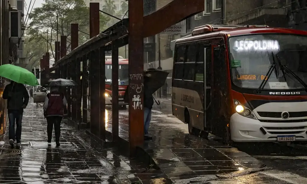 Tempo fica chuvoso em grande parte do país nesta segunda-feira