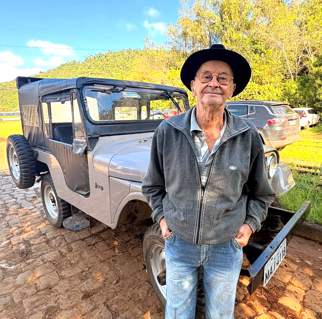 HORTÊNCIO REMPEL CORREIA MANTÉM JEEP HÁ 55 ANOS E NUNCA FOI MULTADO
