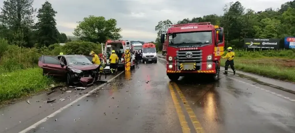 Acidente frontal deixa feridos na BR-282, em Joaçaba