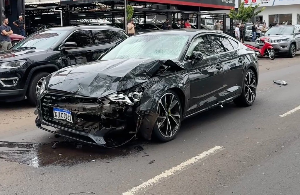 Motoboy morre após grave acidente com carro no Centro de Chapecó