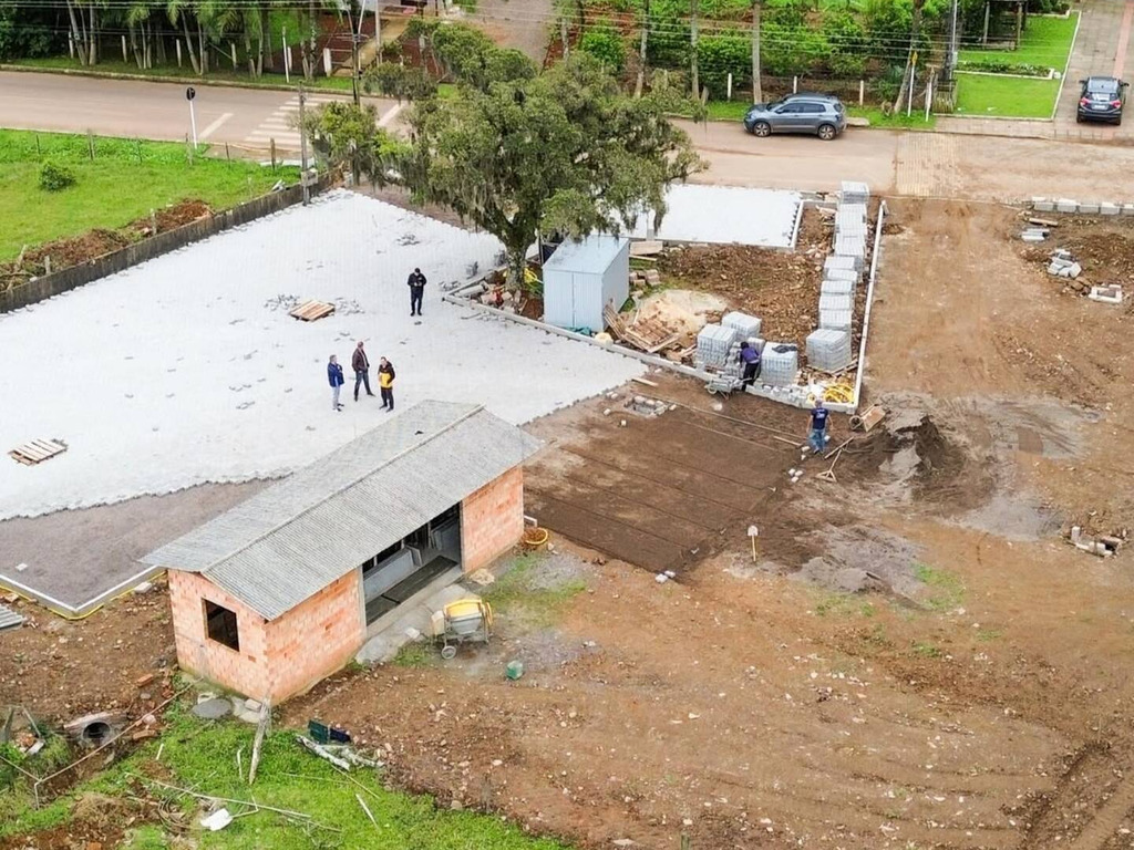 MORRINHOS DO SUL AVANÇA NA OBRA DE PAVIMENTAÇÃO DA SERRA DOS TROPEIROS, EM TAJUVAS