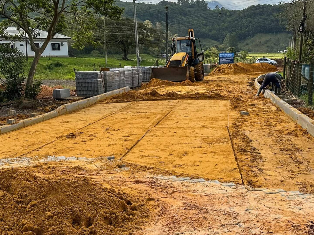 PAVIMENTAÇÃO AVANÇA NA COMUNIDADE DE RIO BONITO, EM MORRINHOS DO SUL