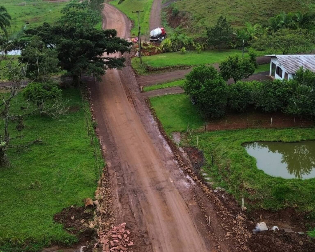 ÚLTIMO TRECHO DO ASFALTO DO MORRO DO FORNO COMEÇA A SER EXECUTADO EM MORRINHOS DO SUL