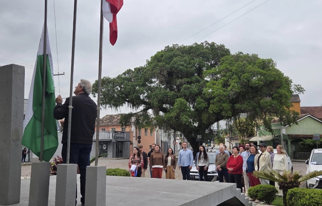 Urussanga completa 126 anos de emancipação com homenagem no Paço Municipal