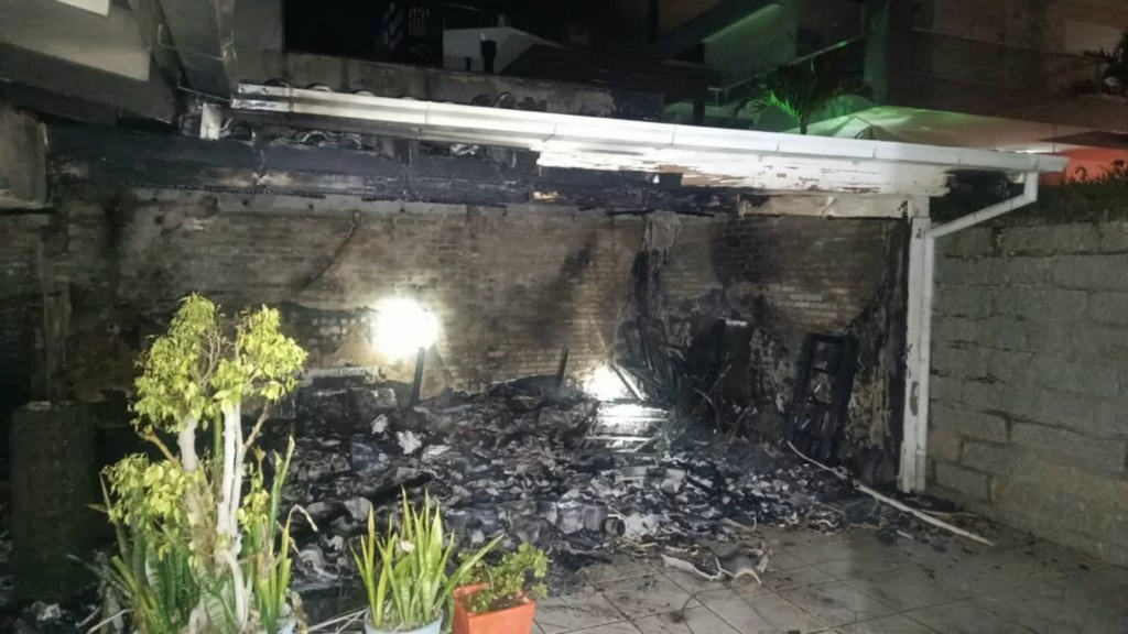 Incêndio destrói depósito de residência durante a madrugada em Garopaba