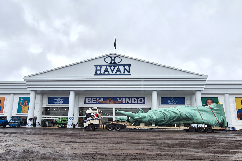 Estátua da Liberdade da Havan chega em São Miguel do Oeste