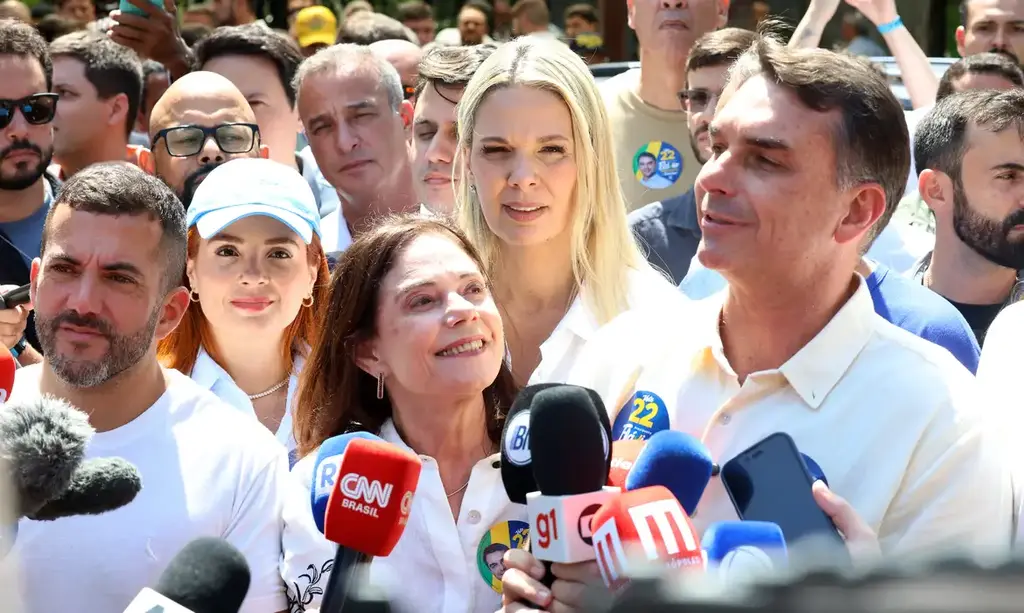FLÁVIO BOLSONARO DIZ QUE VAI MANTER BOLSA FAMÍLIA E FARMÁCIA POPULAR