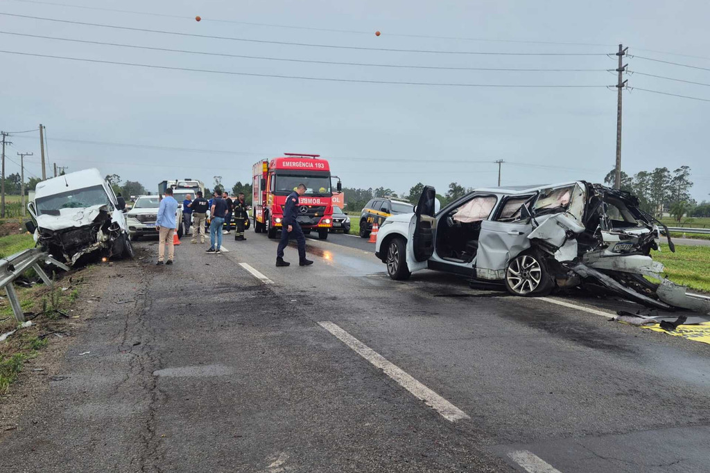 ACIDENTE ENTRE RANGE ROVER E MERCEDES-BENZ SPRINTER DEIXA MOTORISTA EM ESTADO GRAVE NA BR-101, EM ARARANGUÁ