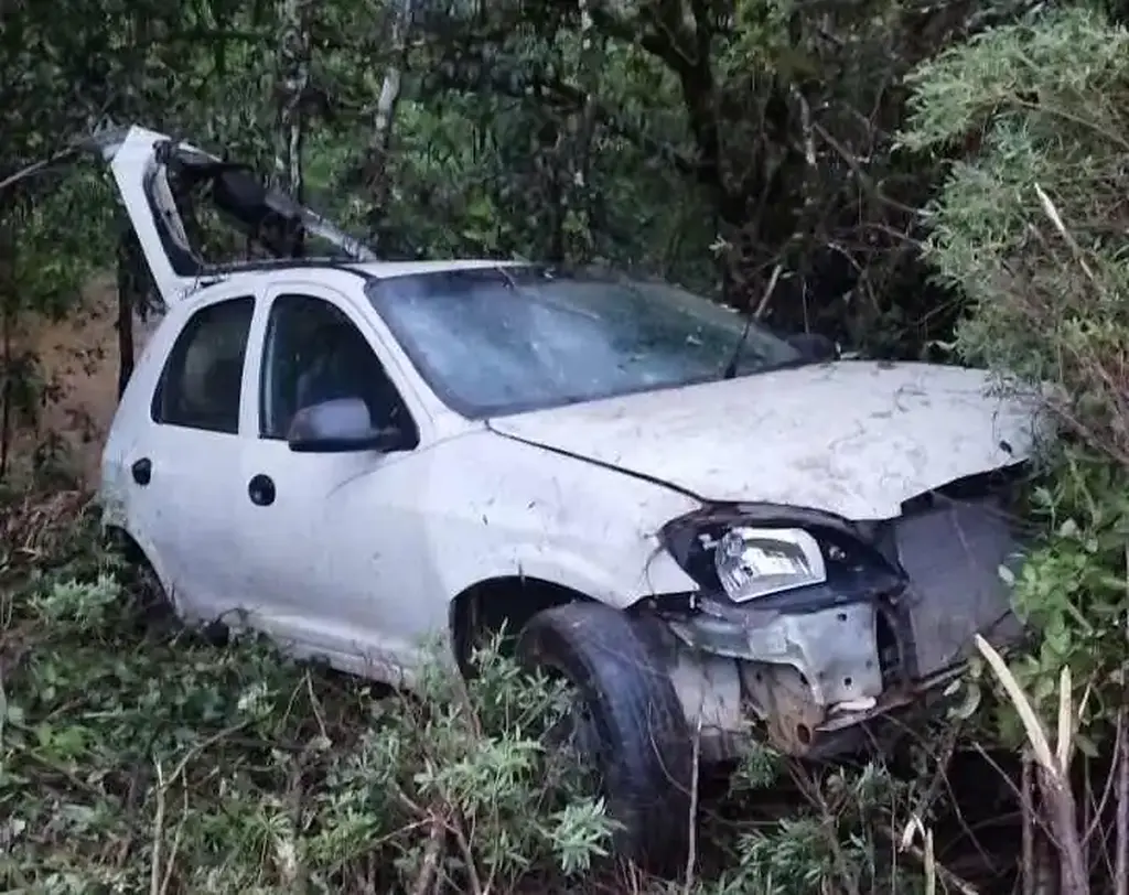 Jovem fica ferido após carro sair da pista e colidir contra árvore na BR-282