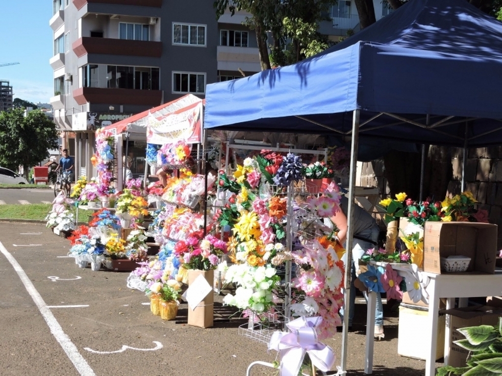 Iniciam as inscrições para comercialização de flores e velas em frente ao Cemitério São Miguel e Almas