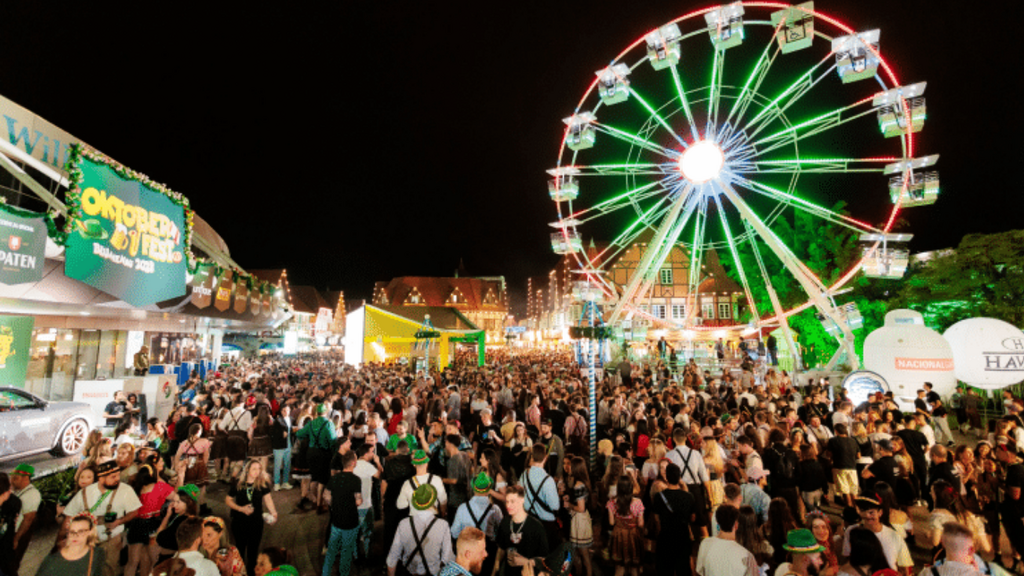 Oktoberfest Blumenau ultrapassa 236 mil visitantes e registra aumento de 41% no feriadão
