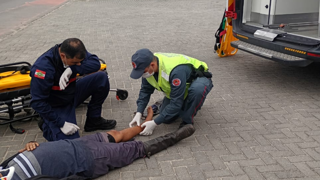 Carro cruza caminho de moto elétrica e acidente deixa homem ferido em Garopaba