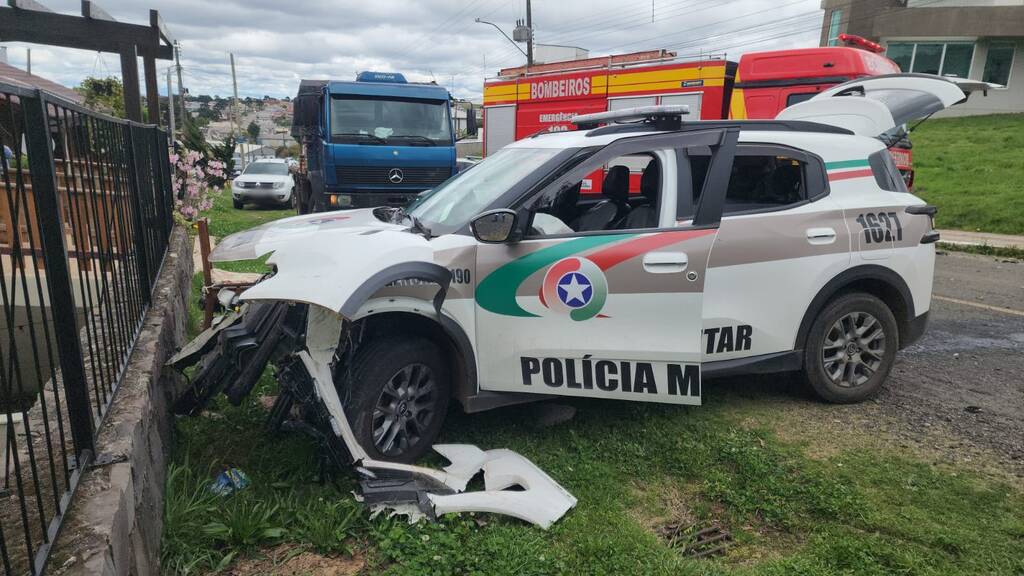 Colisão entre viatura da Polícia Militar e carro deixa três feridos em São Joaquim