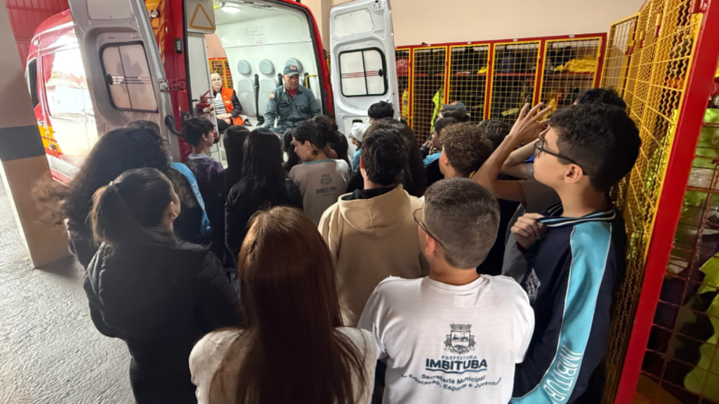 Estudantes de Imbituba conhecem rotina dos bombeiros e aprendem sobre prevenção de acidentes