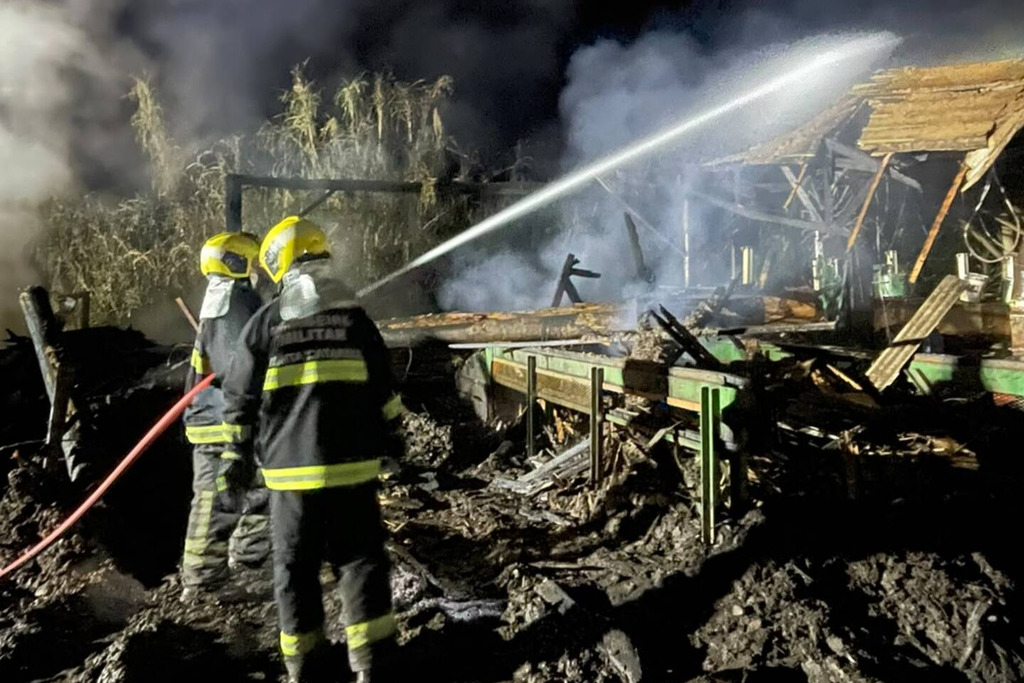 CORPO DE BOMBEIROS COMBATE INCÊNDIO EM SERRARIA N0 CENTRO DE PRAIA GRANDE